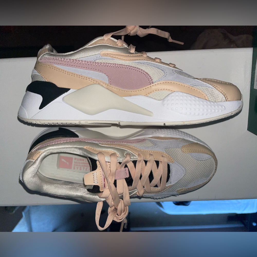 Women’s 8.5 PUMA sneakers